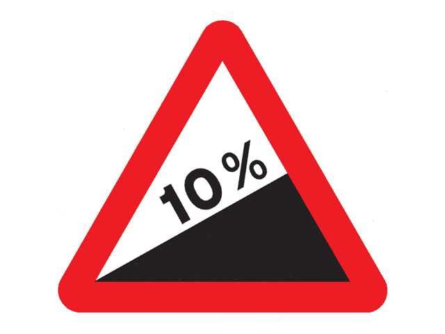 Señal triangular de peligro de subida con fuerte pendiente del 10 %.