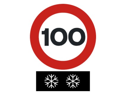 Señal de velocidad máxima de 100 con un panel complementario negro con dos copos de nieve.