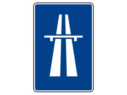 Señal azul de autopista: dos calzadas blancas que se estrechan bajo un paso superior.